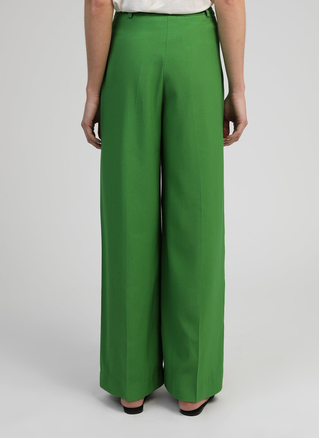 An'ge – Pantalon Pepy Pomme, pantalon large vert porté par un mannequin, vue de dos