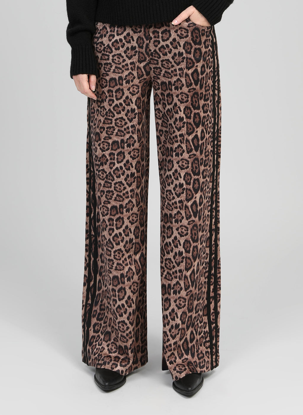 An'ge – Pantalon Perleo Noir, pantalon large imprimé léopard marron et noir, porté par un mannequin de face