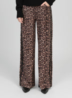 An'ge – Pantalon Perleo Noir, pantalon large imprimé léopard marron et noir, porté par un mannequin de face