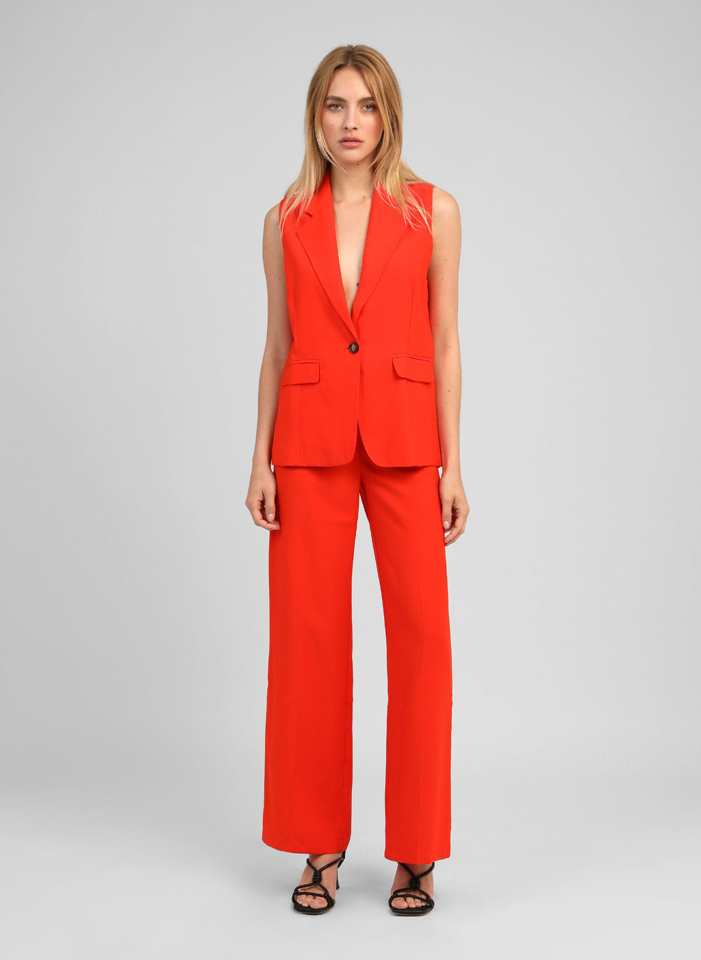 An'ge – Giacca Smanicata Zakarita Piment, modella che indossa un completo con pantaloni e gilet smanicato rosso, vista frontale