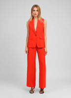 An'ge – Giacca Smanicata Zakarita Piment, modella che indossa un completo con pantaloni e gilet smanicato rosso, vista frontale