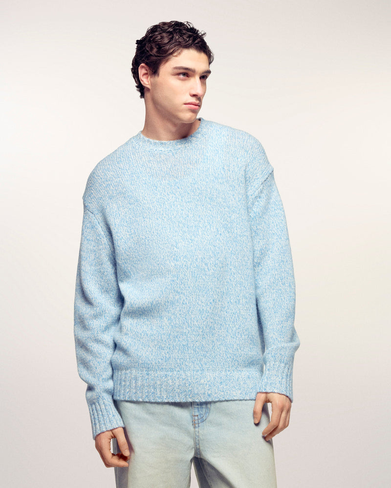 #label: Arnau mesure 1,87m et porte une taille M