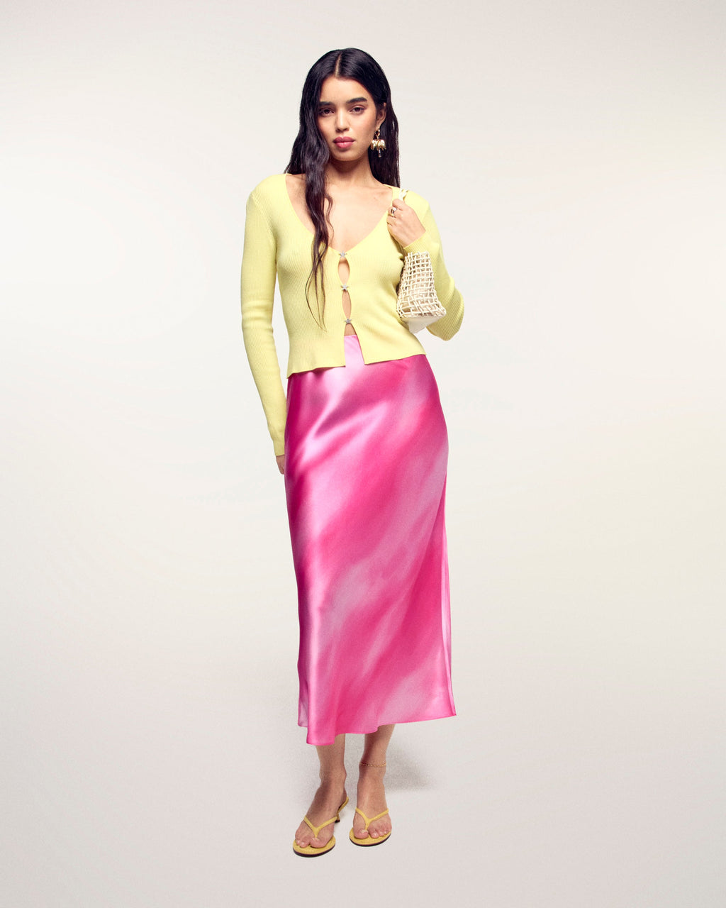#label: Ehlana mesure 1,77m et porte une taille S