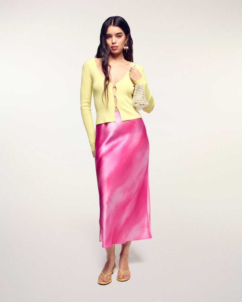 #label: Ehlana mesure 1,77m et porte une taille S