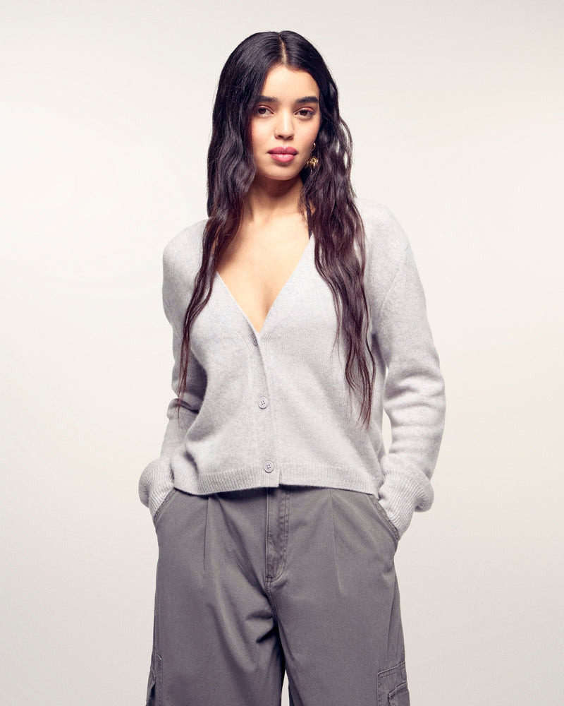 #label: Ehlana mesure 1,77m et porte une taille S