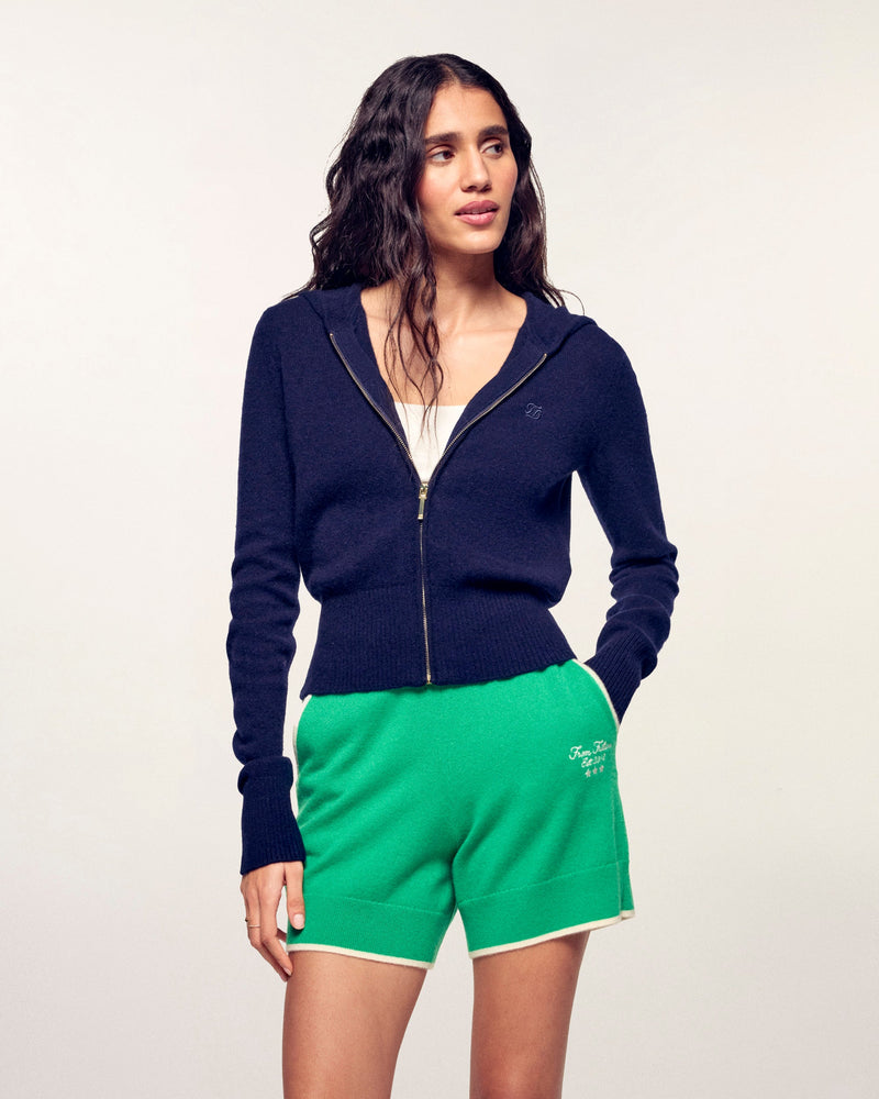 #label: Aya mesure 1,74m et porte une taille S