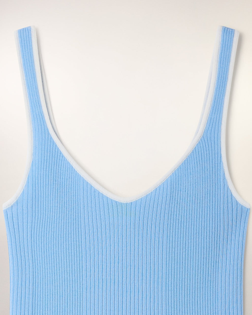 Camiseta sin mangas con tirantes en contraste