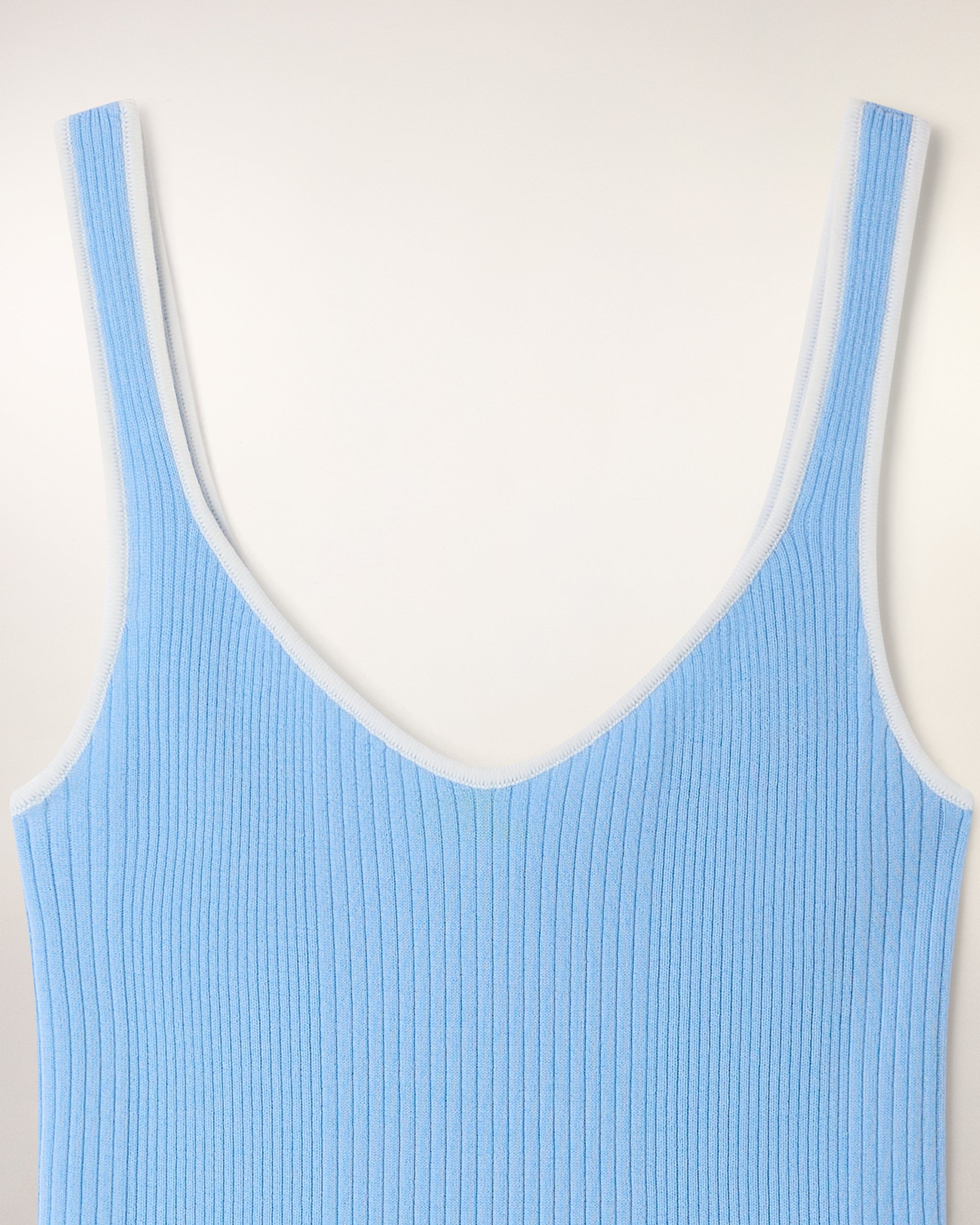 Camiseta sin mangas con tirantes en contraste