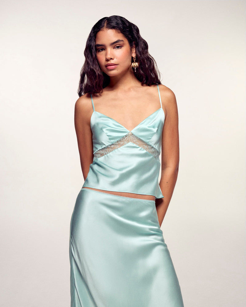 #label: Andrea mesure 1,80m et porte une taille S
