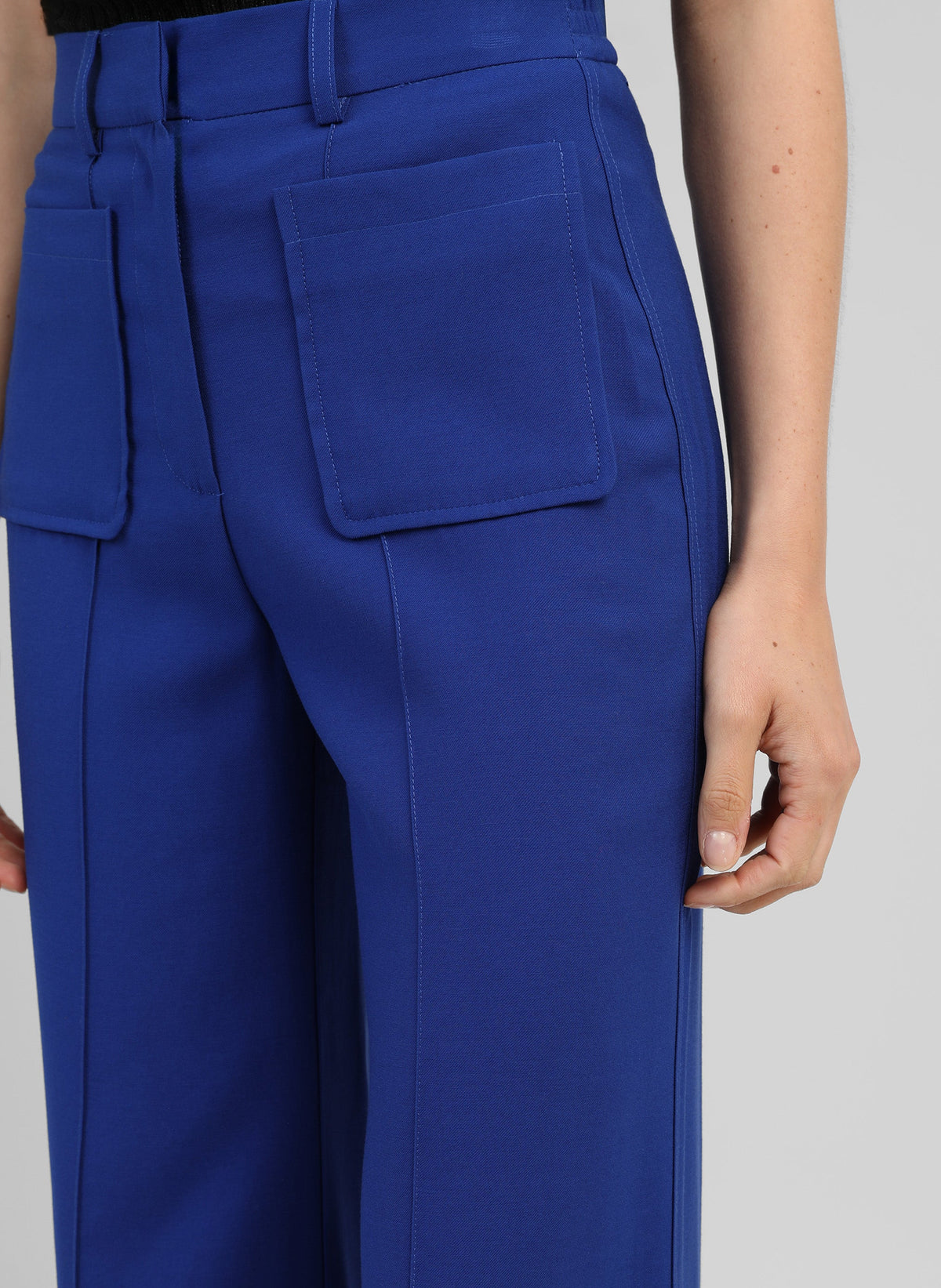 An'ge – Broek Philizia Electric, blauwe broek gedragen door een model, zijaanzicht, opgestikte zakken