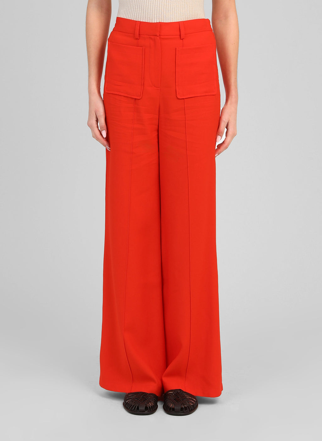 An'ge – Pantalon Philizia Piment, pantalon large rouge porté par un mannequin, vue de face