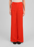 An'ge – Pantalon Philizia Piment, pantalon large rouge porté par un mannequin, vue de face