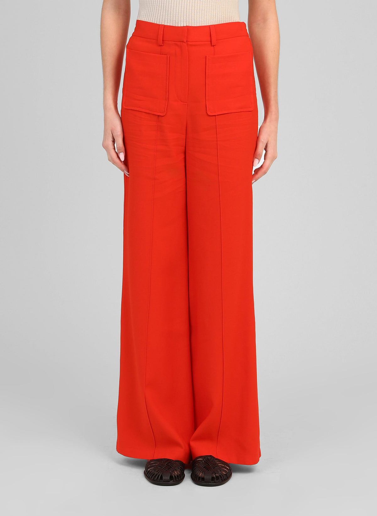 An'ge – Pantalon Philizia Piment, pantalon large rouge porté par un mannequin, vue de face