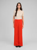 An'ge – Pantalon Philizia Piment, mannequin portant un haut beige et un pantalon large rouge de face