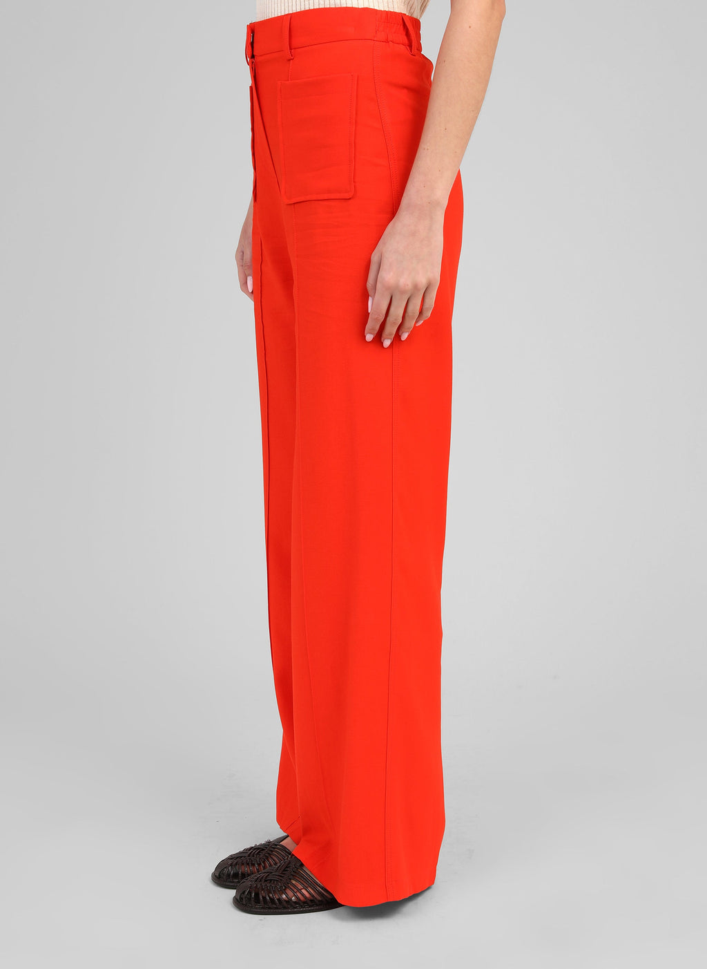 An'ge – Pantalon Philizia Piment, pantalon rouge porté par un mannequin, vue de profil