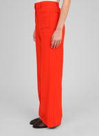 An'ge – Pantalon Philizia Piment, pantalon rouge porté par un mannequin, vue de profil