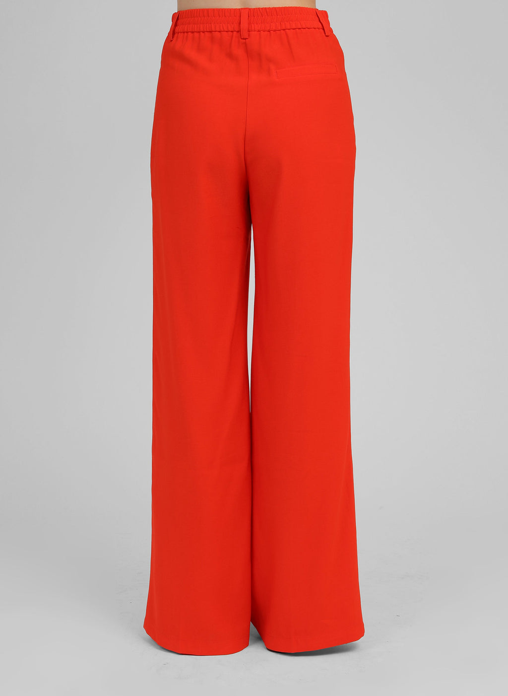 An'ge – Pantalon Philizia Piment, pantalon large rouge vif porté de dos par un mannequin