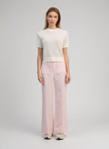 An'ge – Pantalon Philizia Rose, mannequin portant un t-shirt blanc et un pantalon rose