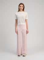 An'ge – Pantalon Philizia Rose, mannequin portant un t-shirt blanc et un pantalon rose