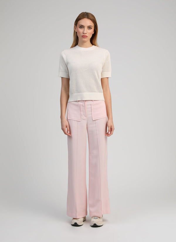 An'ge – Byxor Philizia Rose, modell i vit t-shirt och rosa byxor