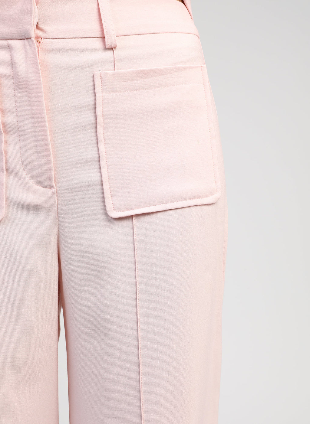 An'ge – Pantalon Philizia Rose, gros plan sur la poche avant d'un pantalon rose pâle