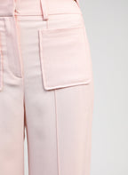 An'ge – Pantalon Philizia Rose, gros plan sur la poche avant d'un pantalon rose pâle