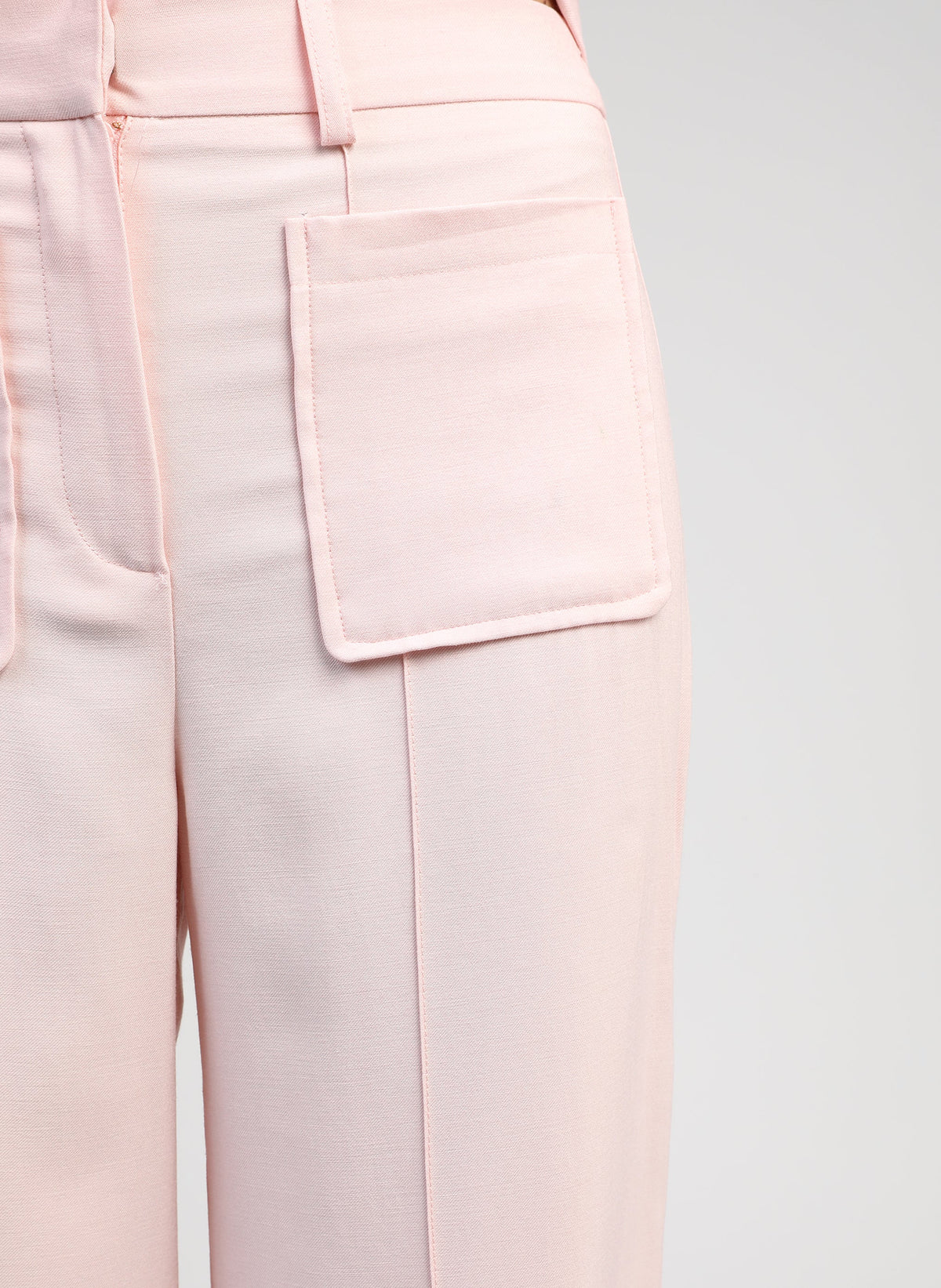 An'ge – Pantalon Philizia Rose, gros plan sur la poche avant d'un pantalon rose pâle