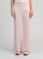 An'ge – Pantalon Philizia Rose, pantalon large rose pâle porté par un mannequin, vue de face
