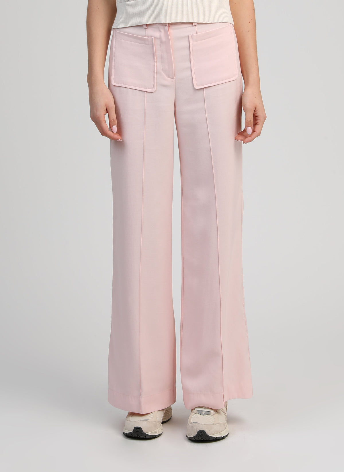 An'ge – Pantalon Philizia Rose, pantalon large rose pâle porté par un mannequin, vue de face