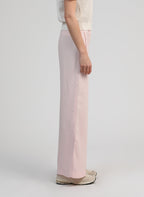 An'ge – Pantalon Philizia Rose, mannequin portant un pantalon rose pâle, vue de profil, fond blanc