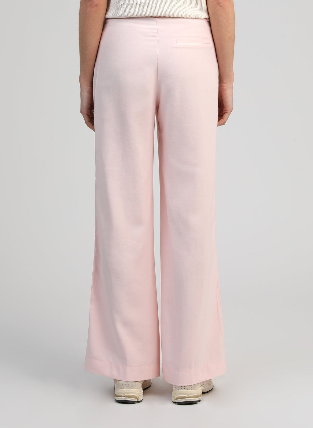 An'ge – Pantalon Philizia Rose, pantalon large rose pâle porté par un mannequin, vue de dos