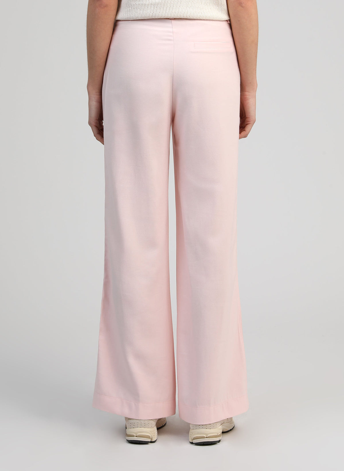 An'ge – Pantalon Philizia Rose, pantalon large rose pâle porté par un mannequin, vue de dos