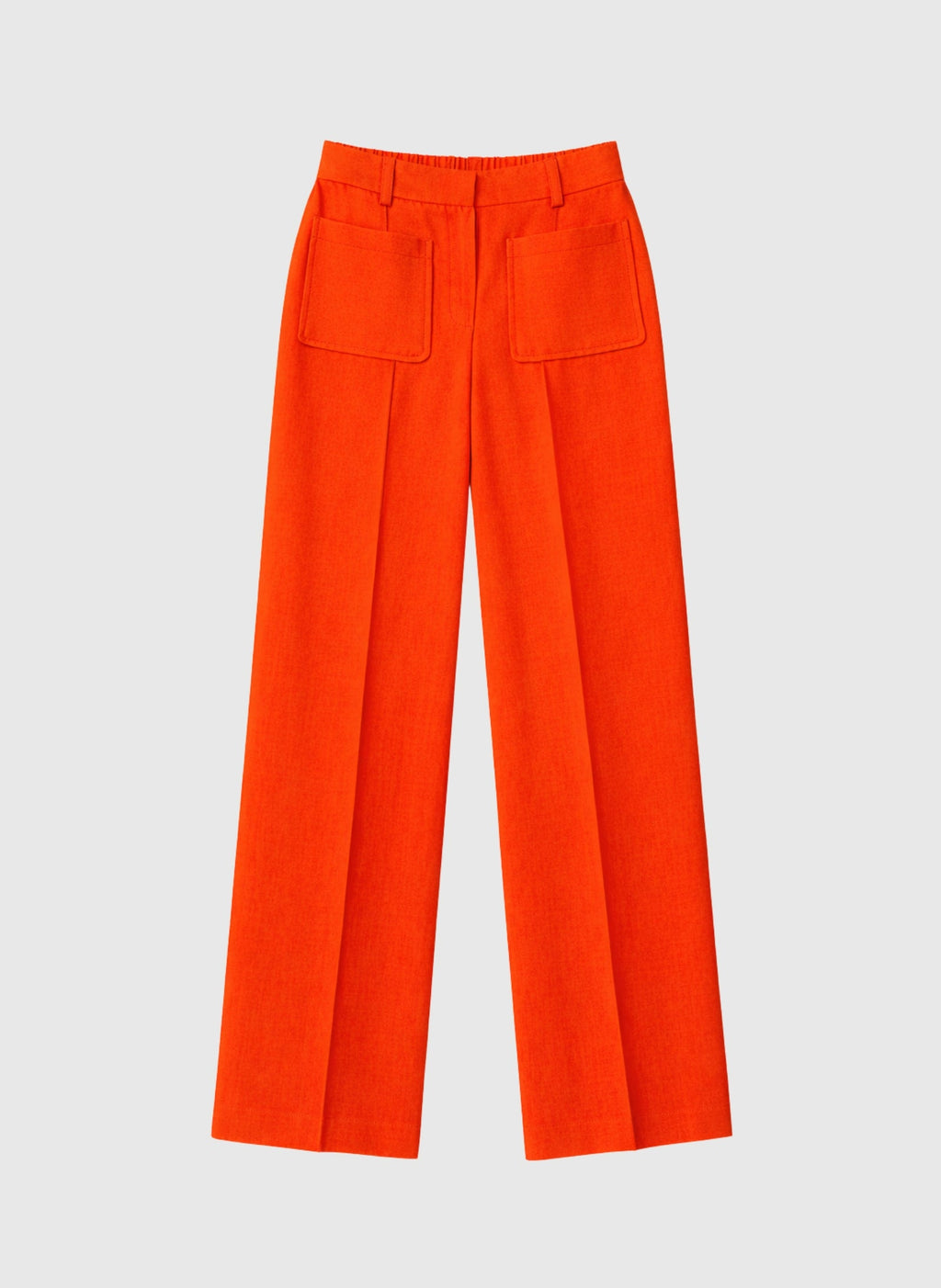 An'ge – Pantalon Philizia Piment, pantalon large orange vif avec poches plaquées sur fond gris clair
