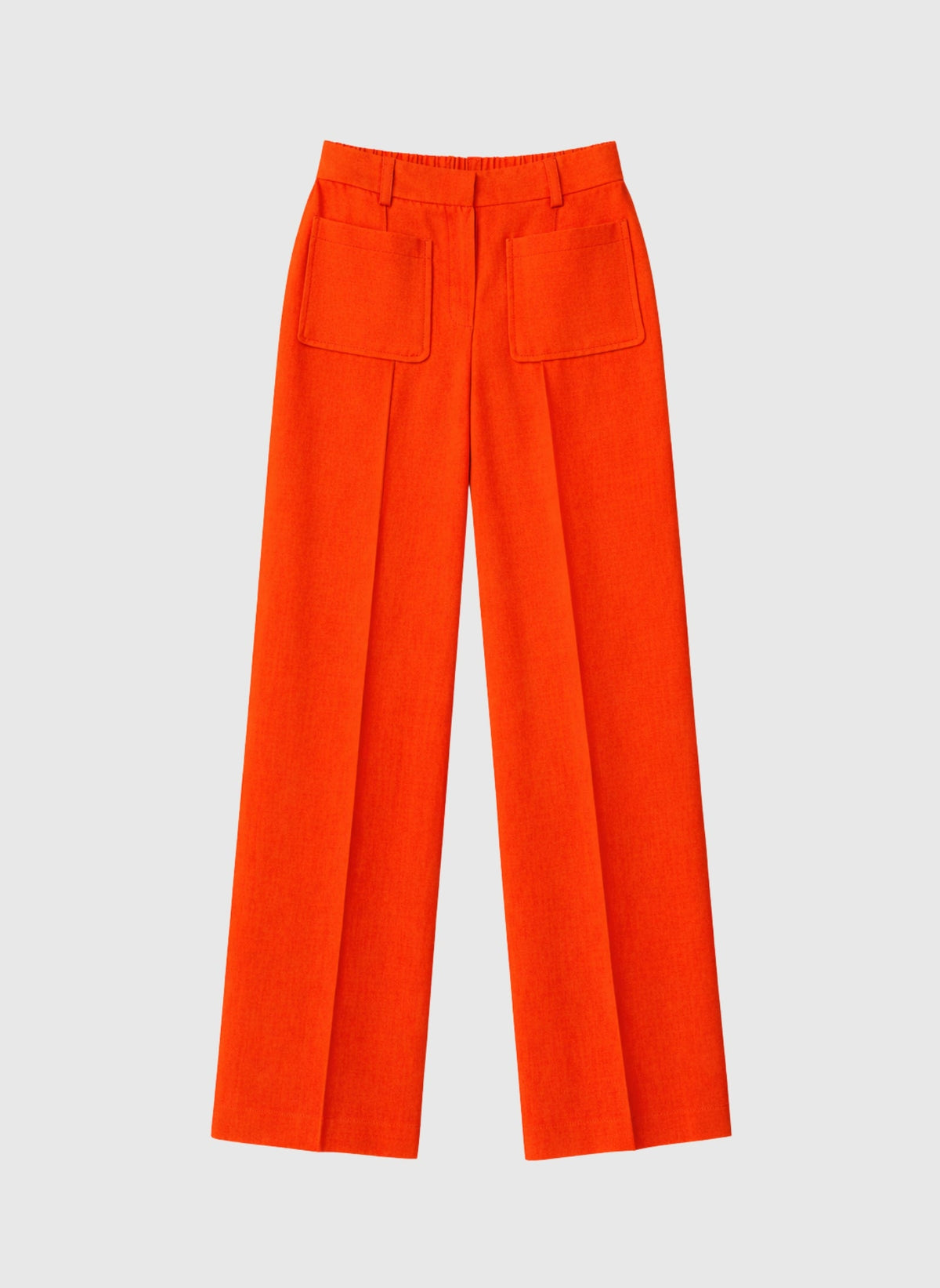 An'ge – Pantalon Philizia Piment, pantalon large orange vif avec poches plaquées sur fond gris clair