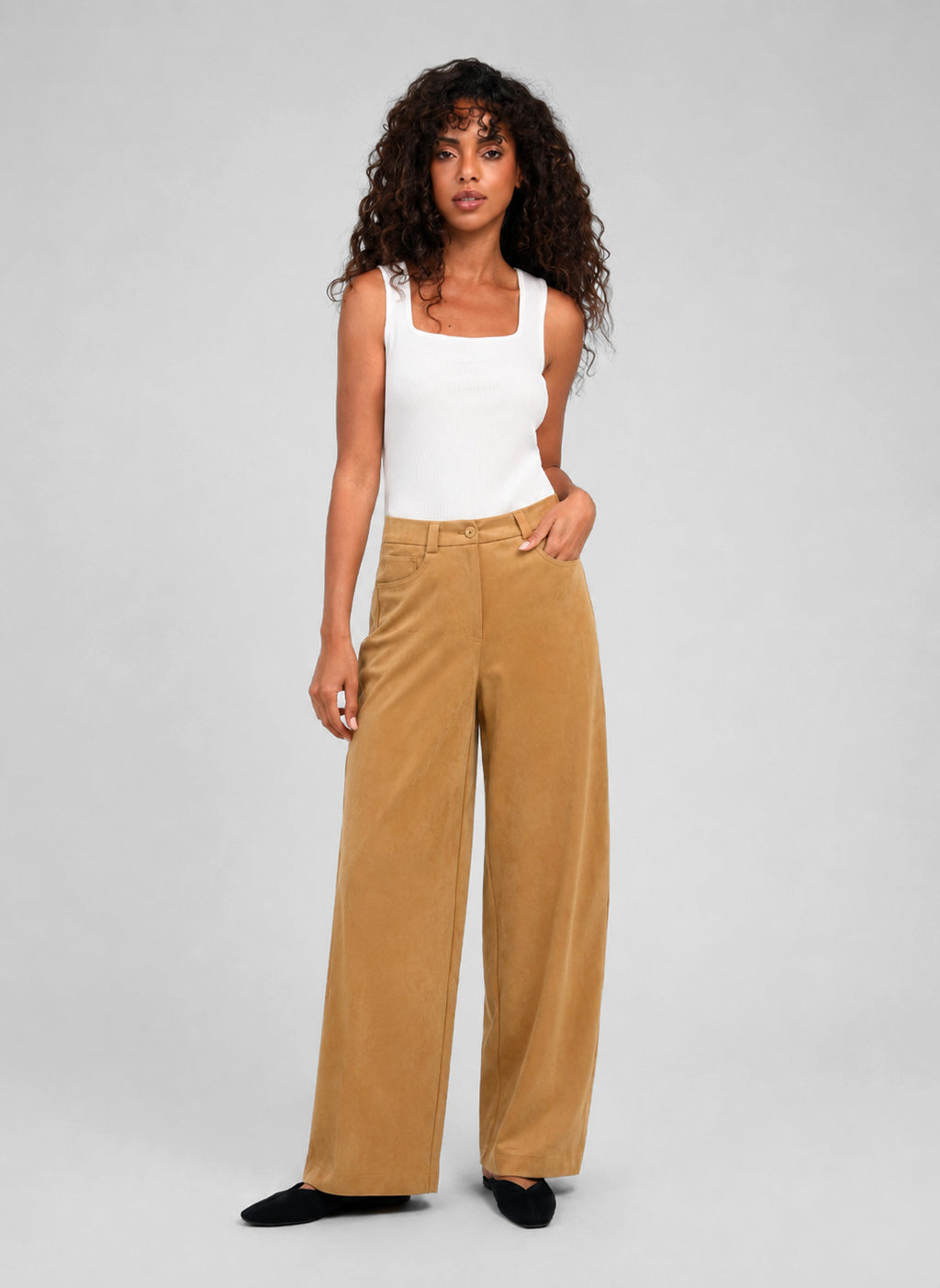 An'ge – Pantalon Philona Camel, vrouwelijk model vooraanzicht in een witte tanktop en een bruine broek
