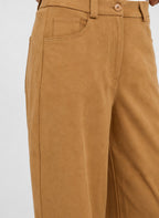 An'ge – Pantalon Philona Camel, close-up van een bruine suèdelook broek, met zak en knoop