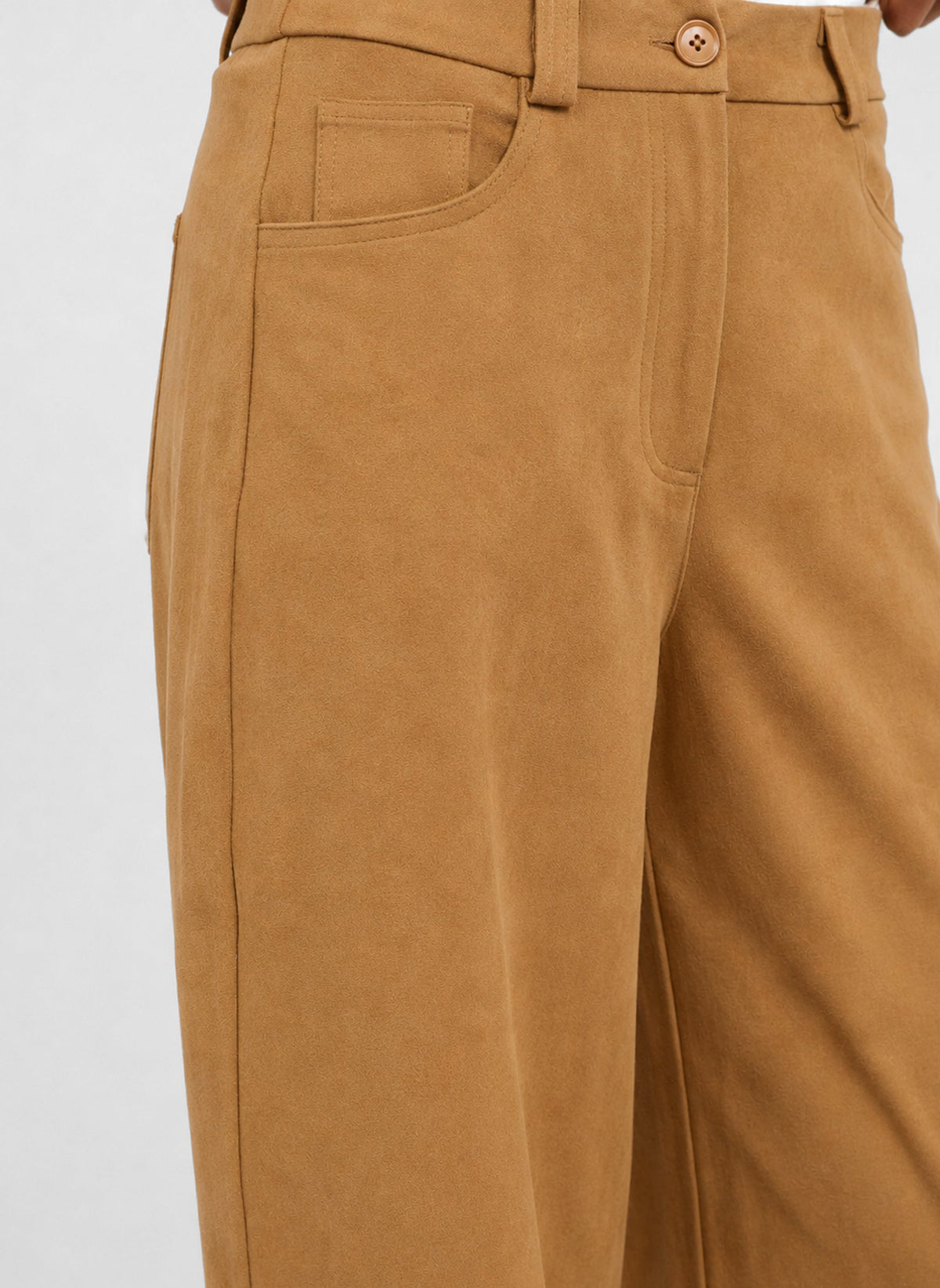 An'ge – Pantalon Philona Camel, close-up van een bruine suèdelook broek, met zak en knoop