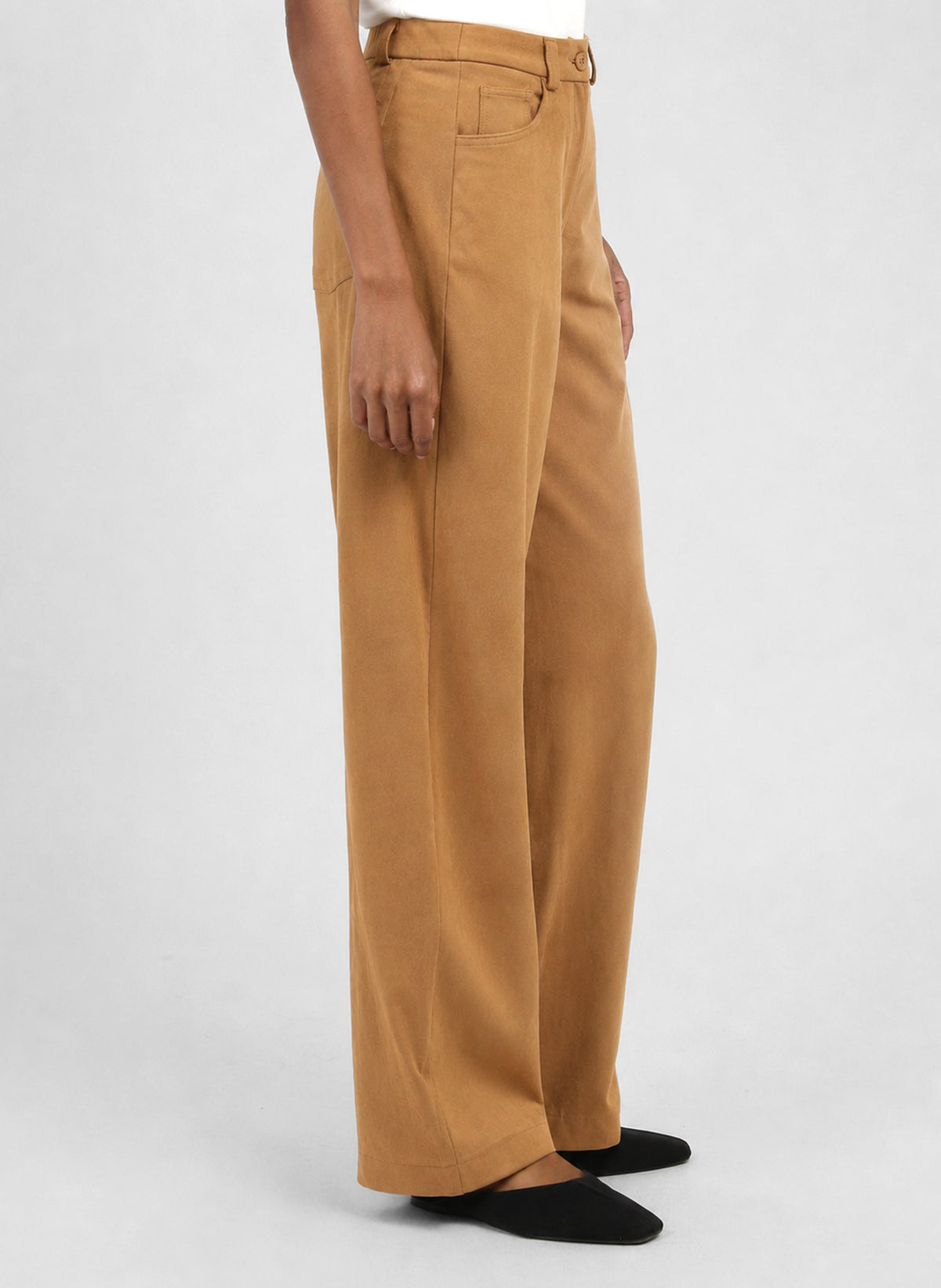 An'ge – Pantalon Philona Camel, wijde bruine broek gedragen door een model, zijaanzicht