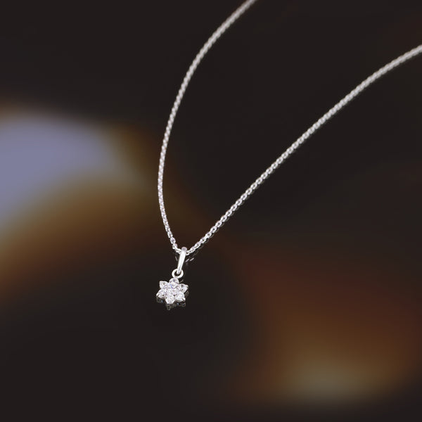 Colgante “The White Messenger” Oro blanco 375/1000 y circonio