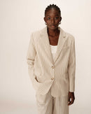 Blazer de rayas con dos botones en beige Pia