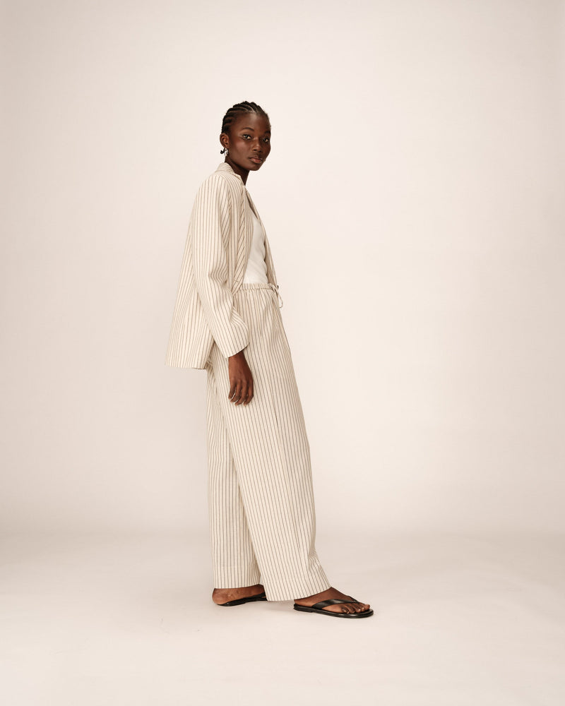 Blazer de rayas con dos botones en beige Pia