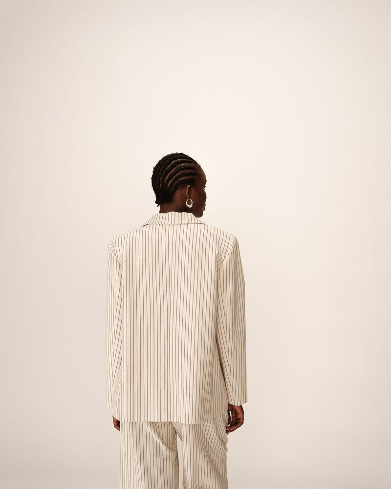 Blazer de rayas con dos botones en beige Pia