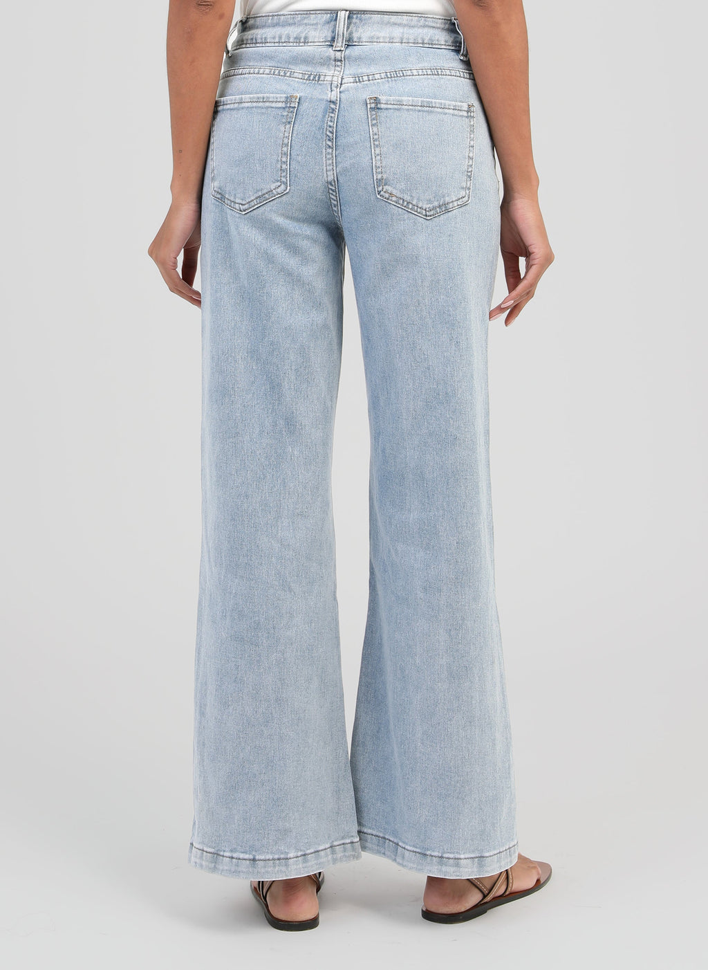 An'ge – Pantalón Pafli Azul, vaquero ancho azul claro llevado por una modelo, vista de espaldas