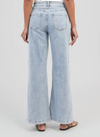 An'ge – Pantalón Pafli Azul, vaquero ancho azul claro llevado por una modelo, vista de espaldas