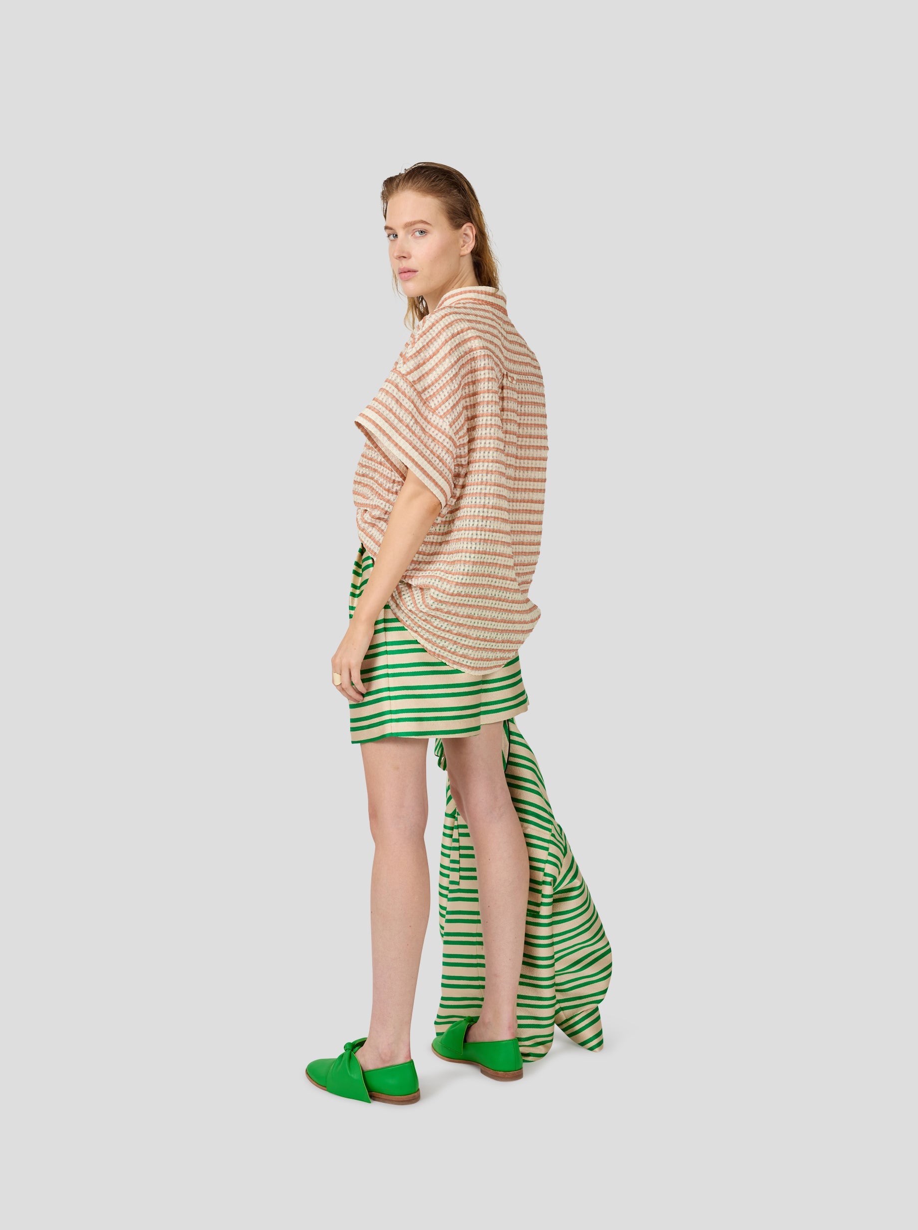 Short Beckett en lona de rayas verdes llamativas