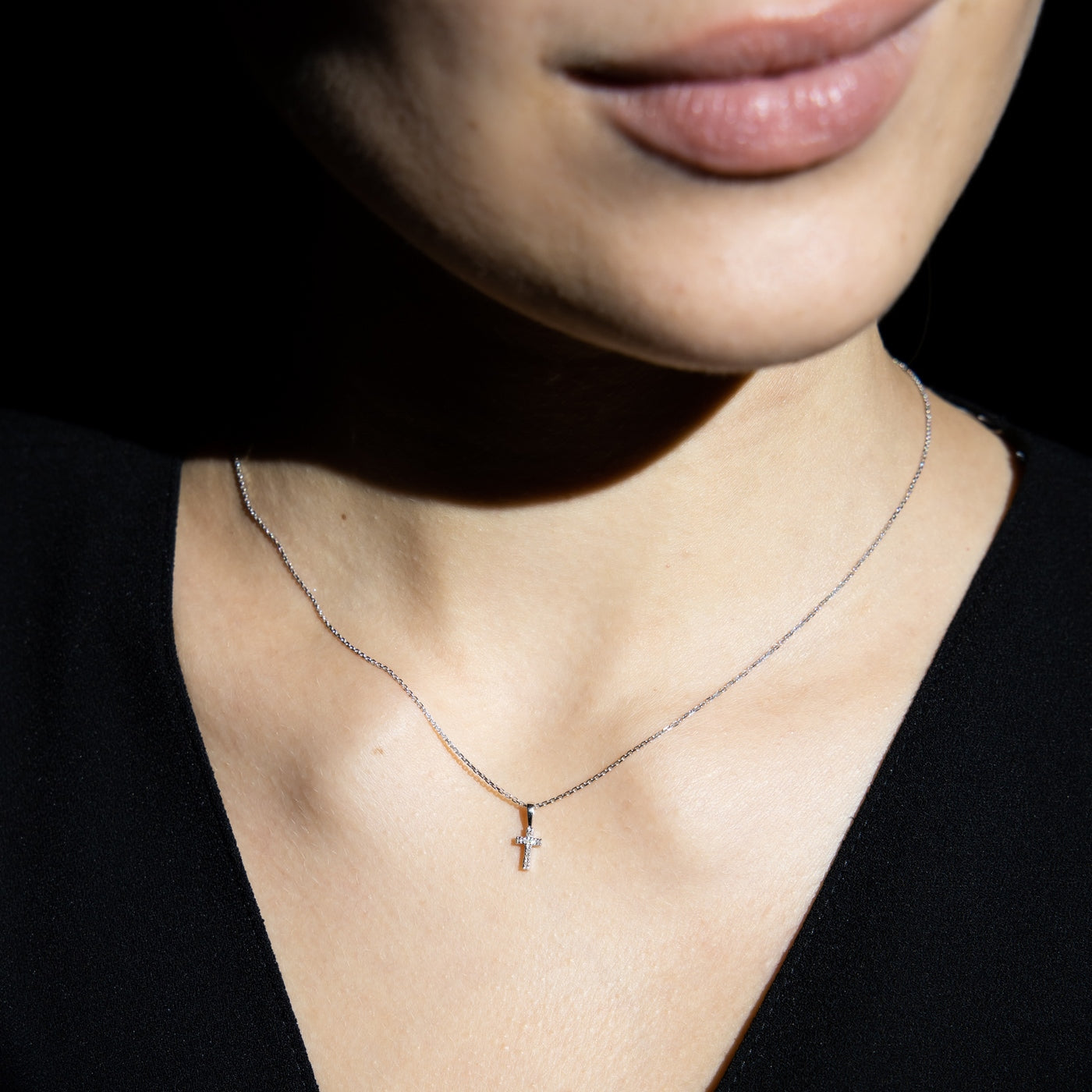 "Mini Cross" Pendant in White Gold, 0.02ct/8 - 750/1000 White Gold