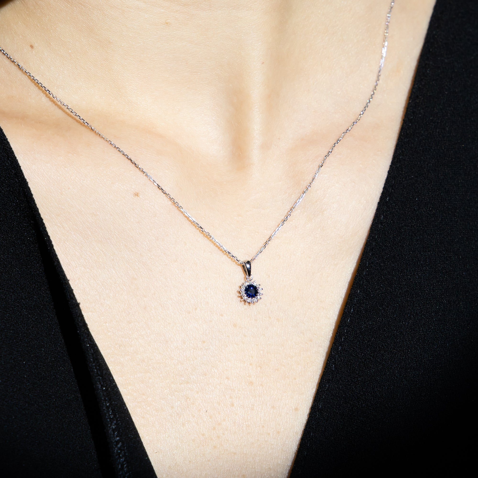 "Sapphire Daisy" Pendant - 375/1000 White Gold