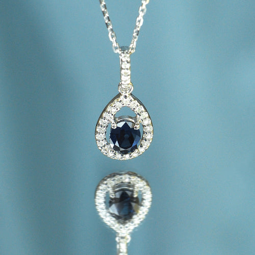 Pendentif "Larme Bleu Nuit" Saphir Bleu: 0,31Ct/1 + Diamants: 0,08Ct/27 - Or Blanc 375/1000