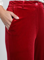 An'ge – Pantalon Pontalene Rouge, pantalon rouge en velours porté par un mannequin, main dans la poche