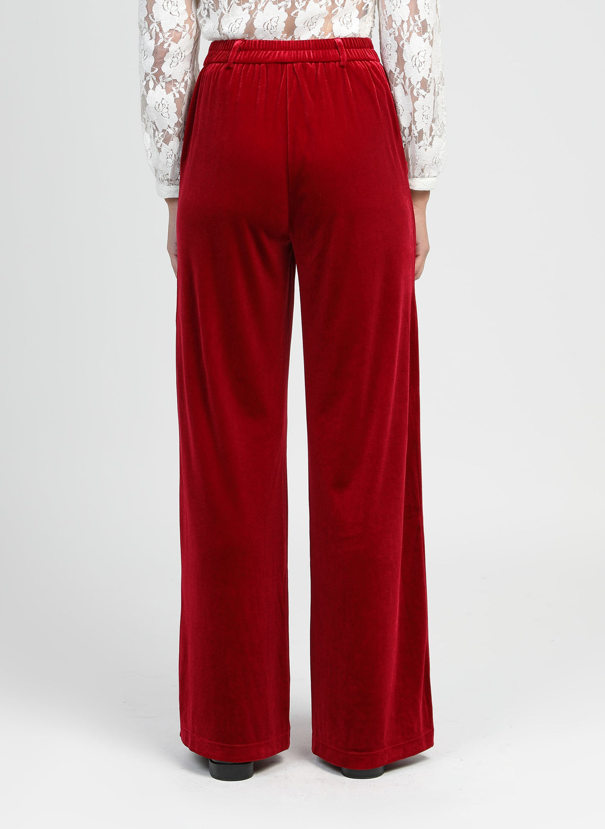 An'ge – Pantalon Pontalene Rouge, pantalon large en velours rouge porté par un mannequin, vue de dos